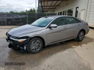 2024 Hyundai Elantra SEL z VIN KMHLM4DGXRU748577, wystawiony jako Copart lot #56680755 z przebiegiem 8 593 mil mil oraz Czysty tytuł • Clean title. Historia ofert i sprzedaży dostępna na DreamBid. Obrazek 1.