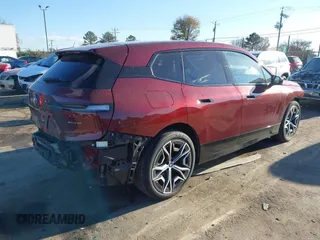 2024 BMW iX xDrive50 z VIN WB523CF01RCN36813, wystawiony jako IAAI lot #41029962 z przebiegiem 10 996 mil mil oraz . Historia ofert i sprzedaży dostępna na DreamBid. Obrazek 4.