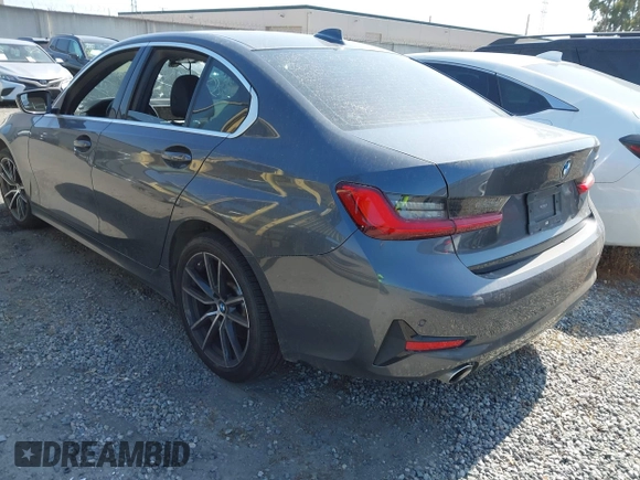 2019 BMW 3 Series 330i z VIN WBA5R1C5XKFH20799, wystawiony jako IAAI lot #42207910 z przebiegiem 59 202 mil mil oraz . Historia ofert i sprzedaży dostępna na DreamBid. Obrazek 3.