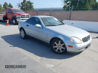 1999 Mercedes-Benz SLK 230/320 z VIN WDBKK47F7XF094355, wystawiony jako IAAI lot #42382808 z przebiegiem 169 839 mil mil oraz . Historia ofert i sprzedaży dostępna na DreamBid. Obrazek 1.