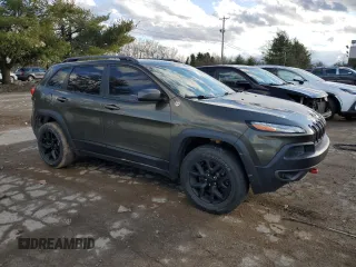 2015 Jeep Cherokee Trailhawk z VIN 1C4PJMBS5FW593975, wystawiony jako Copart lot #43347765 z przebiegiem Nie podano mil oraz Czysty tytuł • Clean title. Historia ofert i sprzedaży dostępna na DreamBid. Obrazek 4.
