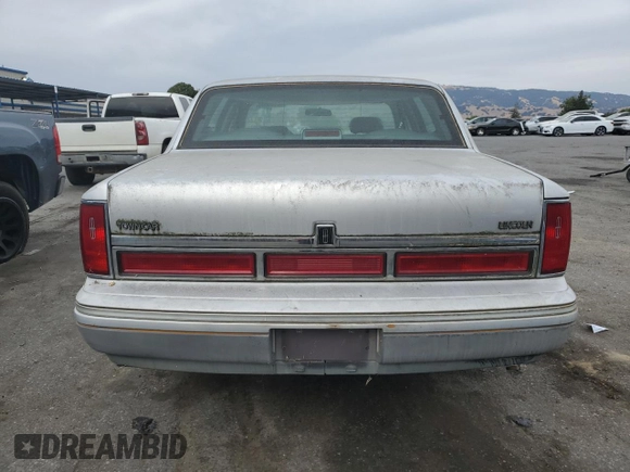 1996 Lincoln Town Car Signature z VIN 1LNLM82W7TY700245, wystawiony jako Copart lot #68186004 z przebiegiem 134 509 mil mil oraz Czysty tytuł • Clean title. Historia ofert i sprzedaży dostępna na DreamBid. Obrazek 6.