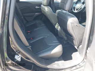 2020 Jeep Cherokee Latitude Plus z VIN 1C4PJMLB6LD584675, wystawiony jako IAAI lot #41943512 z przebiegiem 29 370 mil mil oraz . Historia ofert i sprzedaży dostępna na DreamBid. Obrazek 8.