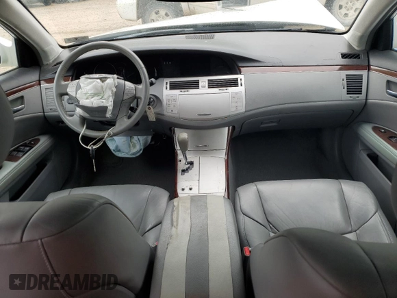2008 Toyota Avalon XL z VIN 4T1BK36BX8U301646, wystawiony jako Copart lot #53758215 z przebiegiem Nie podano mil oraz Szkoda całkowita • Salvage title. Historia ofert i sprzedaży dostępna na DreamBid. Obrazek 8.