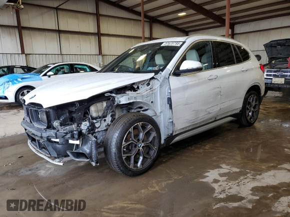 2020 BMW X1 xDrive28i z VIN WBXJG9C09L5P27695, wystawiony jako Copart lot #57039795 z przebiegiem 53 242 mil mil oraz Szkoda całkowita • Salvage title. Historia ofert i sprzedaży dostępna na DreamBid. Obrazek 1.