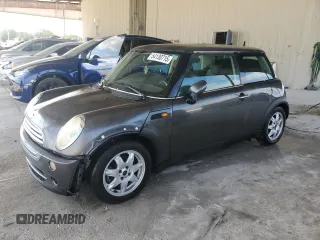 2006 MINI Hardtop z VIN WMWRC33526TK15620, wystawiony jako Copart lot #54130715 z przebiegiem 116 981 mil mil oraz Szkoda całkowita • Salvage title. Historia ofert i sprzedaży dostępna na DreamBid. Obrazek 1.