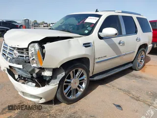 2008 Cadillac Escalade z VIN 1GYEC63828R153028, wystawiony jako IAAI lot #42043110 z przebiegiem 127 122 mil mil oraz . Historia ofert i sprzedaży dostępna na DreamBid. Obrazek 2.
