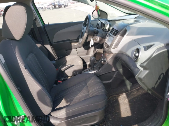2016 Chevrolet Sonic LT z VIN 1G1JC6SH8G4146885, wystawiony jako IAAI lot #42018388 z przebiegiem 190 010 mil mil oraz . Historia ofert i sprzedaży dostępna na DreamBid. Obrazek 5.
