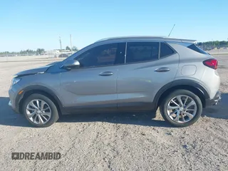 2023 Buick Encore GX Essence z VIN KL4MMFSL5PB124516, wystawiony jako IAAI lot #41293629 z przebiegiem 7 412 mil mil oraz . Historia ofert i sprzedaży dostępna na DreamBid. Obrazek 14.