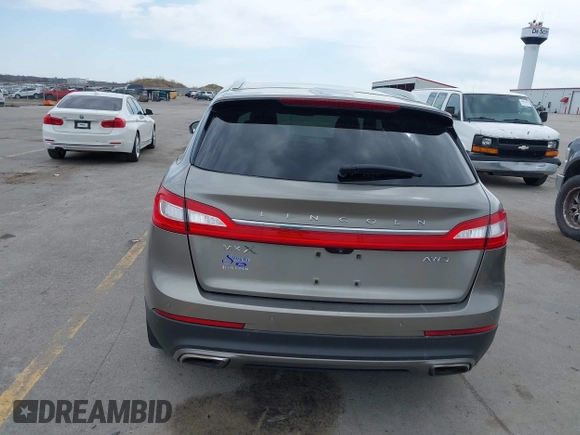 2016 Lincoln MKX Select z VIN 2LMTJ8KR9GBL57397, wystawiony jako IAAI lot #42104585 z przebiegiem 286 562 mil mil oraz . Historia ofert i sprzedaży dostępna na DreamBid. Obrazek 16.