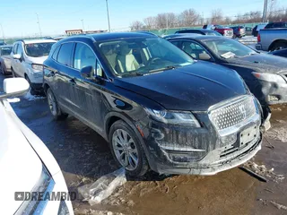 2019 Lincoln MKC Select with VIN 5LMCJ2C99KUL17179, listed as a IAAI auction lot 41641316 with 97,284 mi miles. Bid and sale history available at carsss.com. Image 1.