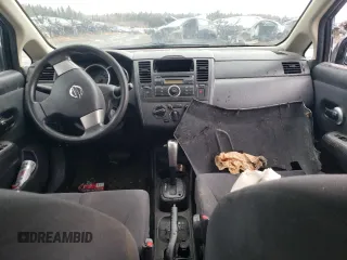 2009 Nissan Versa 1.6 z VIN 3N1CC11E09L468737, wystawiony jako Copart lot #51859825 z przebiegiem Nie podano mil oraz Nie do naprawy. Historia ofert i sprzedaży dostępna na DreamBid. Obrazek 8.