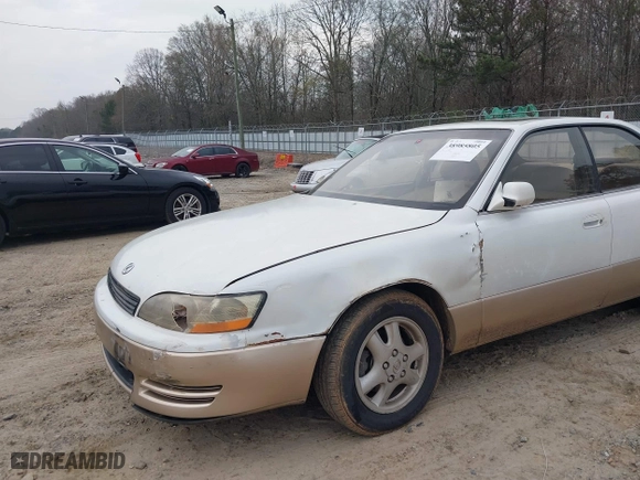 1996 Lexus ES 300 with VIN JT8BF12G6T0148230, listed as a IAAI auction lot 38985805 with 296,043 mi miles. Bid and sale history available at carsss.com. Image 6.
