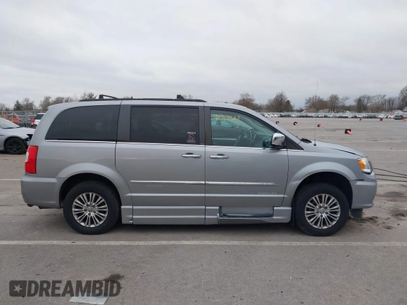 2013 Chrysler Town & Country Touring-L with VIN 2C4RC1CG0DR684329, listed as a IAAI auction lot 41919921 with 101,868 mi miles. Bid and sale history available at carsss.com. Image 13.