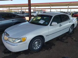 2000 Lincoln Town Car Signature with VIN 1LNHM82W1YY916055, listed as a IAAI auction lot 42488210 with 189,149 mi miles and . Bid and sale history available at DreamBid. Image 2.