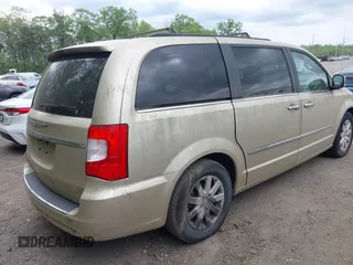 2011 Chrysler Town & Country Touring L z VIN 2A4RR8DG1BR703726, wystawiony jako IAAI lot #42134668 z przebiegiem 133 329 mil mil oraz . Historia ofert i sprzedaży dostępna na DreamBid. Obrazek 4.