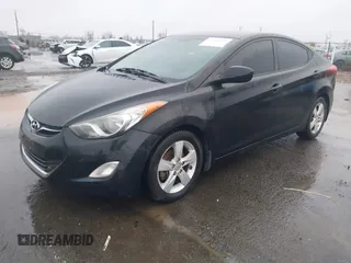 2013 Hyundai Elantra GLS z VIN 5NPDH4AE5DH333816, wystawiony jako IAAI lot #41213434 z przebiegiem 151 085 mil mil oraz . Historia ofert i sprzedaży dostępna na DreamBid. Obrazek 2.