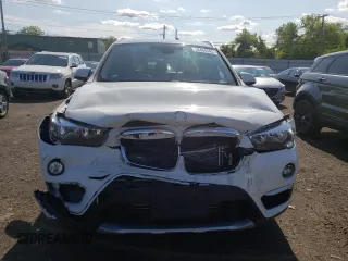 2018 BMW X1 xDrive28i z VIN WBXHT3C35J5F89977, wystawiony jako Copart lot #58464345 z przebiegiem 45 468 mil mil oraz Szkody całkowita. Historia ofert i sprzedaży dostępna na DreamBid. Obrazek 5.