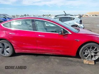 2020 Tesla Model 3 Long Range z VIN 5YJ3E1EB1LF668197, wystawiony jako IAAI lot #40551873 z przebiegiem 94 233 mil mil oraz . Historia ofert i sprzedaży dostępna na DreamBid. Obrazek 14.