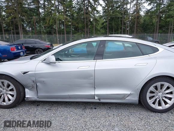 2017 Tesla Model S 60 z VIN 5YJSA1E11HF217633, wystawiony jako IAAI lot #42586913 z przebiegiem 152 987 mil mil oraz . Historia ofert i sprzedaży dostępna na DreamBid. Obrazek 14.