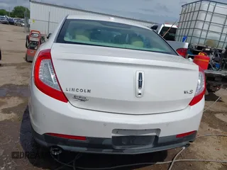 2014 Lincoln MKS z VIN 1LNHL9DK7EG601720, wystawiony jako IAAI lot #42464979 z przebiegiem 58 163 mil mil oraz . Historia ofert i sprzedaży dostępna na DreamBid. Obrazek 16.