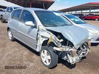 2011 Chevrolet Aveo 1LT z VIN KL1TD6DE8BB190638, wystawiony jako IAAI lot #42403313 z przebiegiem 46 817 mil mil oraz . Historia ofert i sprzedaży dostępna na DreamBid. Obrazek 1.
