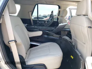 2023 Ford Expedition Platinum z VIN 1FMJU1L80PEA20712, wystawiony jako Copart lot #63437915 z przebiegiem Nie podano mil oraz Szkoda całkowita • Salvage title. Historia ofert i sprzedaży dostępna na DreamBid. Obrazek 11.
