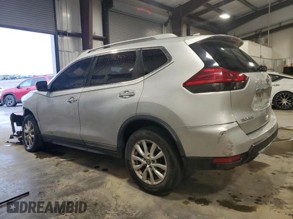 2018 Nissan Rogue SV z VIN KNMAT2MV5JP594400, wystawiony jako Copart lot #51327315 z przebiegiem 124 296 mil mil oraz Czysty tytuł • Clean title. Historia ofert i sprzedaży dostępna na DreamBid. Obrazek 2.
