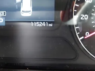 2019 Kia Sorento L z VIN 5XYPG4A36KG593306, wystawiony jako IAAI lot #42084345 z przebiegiem 115 241 mil mil oraz . Historia ofert i sprzedaży dostępna na DreamBid. Obrazek 16.
