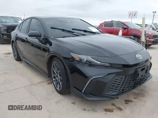 2025 Toyota Camry LE z VIN 4T1DAACK7SU542365, wystawiony jako IAAI lot #42037821 z przebiegiem 1 405 mil mil oraz . Historia ofert i sprzedaży dostępna na DreamBid. Obrazek 1.
