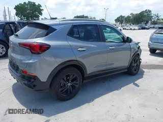 2025 Buick Encore GX Sport Touring с VIN KL4AMDSL7SB038317, выставлен на аукционе IAAI как лот 42151204 с пробегом 10 917 миль миль и . История ставок и продаж доступна на DreamBid. Изображение 4.