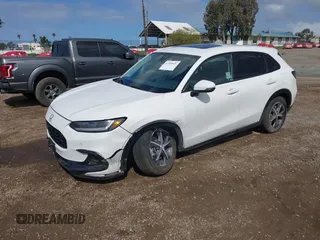 2025 Honda HR-V EX-L z VIN 3CZRZ1H78SM738630, wystawiony jako IAAI lot #41944020 z przebiegiem 4006 mil mil oraz . Historia ofert i sprzedaży dostępna na DreamBid. Obrazek 2.