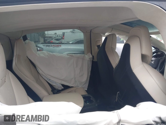 2018 Tesla Model X 75D with VIN 5YJXCBE25JF117801, listed as a IAAI auction lot 41798116 with 95,253 mi miles. Bid and sale history available at carsss.com. Image 8.