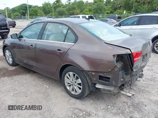 2015 Volkswagen Jetta SE with VIN 3VWD07AJXFM289988, listed as a IAAI auction lot 42322842 with 131,998 mi miles and . Bid and sale history available at DreamBid. Image 3.