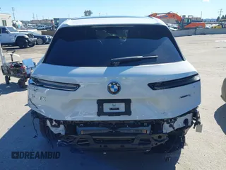 2025 BMW iX xDrive50 z VIN WB523CF05SCS12446, wystawiony jako IAAI lot #41725807 z przebiegiem 5 734 mil mil oraz . Historia ofert i sprzedaży dostępna na DreamBid. Obrazek 17.