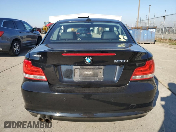 2013 BMW 1 Series 128i z VIN WBAUP9C5XDVS95834, wystawiony jako Copart lot #83249614 z przebiegiem Nie podano mil oraz Szkoda całkowita • Salvage title. Historia ofert i sprzedaży dostępna na DreamBid. Obrazek 6.