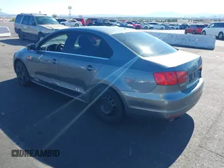 2013 Volkswagen Jetta SE z VIN 3VWDP7AJ0DM253879, wystawiony jako IAAI lot #42224779 z przebiegiem 215 268 mil mil oraz . Historia ofert i sprzedaży dostępna na DreamBid. Obrazek 3.