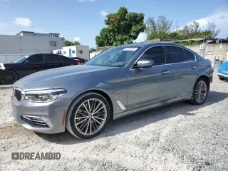 2018 BMW 5 Series 530e z VIN WBAJA9C54JB033888, wystawiony jako Copart lot #62593295 z przebiegiem 53 485 mil mil oraz Szkoda całkowita • Salvage title. Historia ofert i sprzedaży dostępna na DreamBid. Obrazek 1.