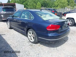 2013 Volkswagen Passat SE z VIN 1VWBN7A34DC035637, wystawiony jako IAAI lot #42362830 z przebiegiem 149 981 mil mil oraz . Historia ofert i sprzedaży dostępna na DreamBid. Obrazek 3.