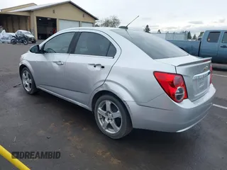 2015 Chevrolet Sonic LTZ z VIN 1G1JE5SB4F4108360, wystawiony jako IAAI lot #41526362 z przebiegiem 157 226 mil mil oraz . Historia ofert i sprzedaży dostępna na DreamBid. Obrazek 3.