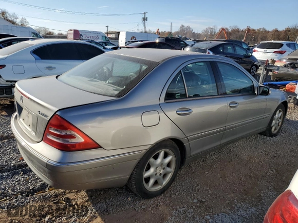 2004 Mercedes-Benz C 240 with VIN WDBRF81J14F463231, listed as a Copart auction lot 77785464 with 121,723 mi miles and Salvage title. Bid and sale history available at DreamBid. Image 3.
