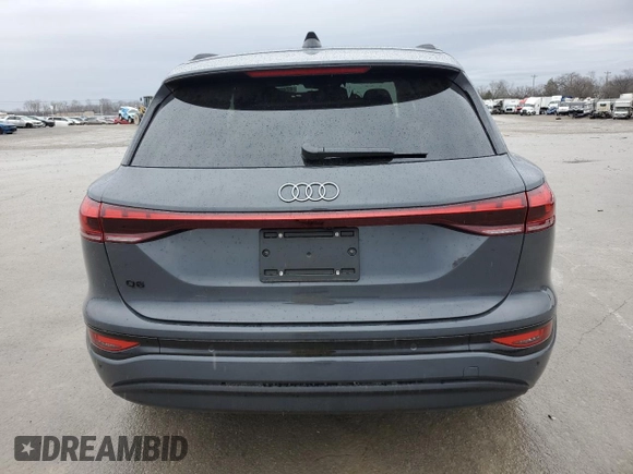 2025 Audi Q6 e-tron Premium Plus z VIN WA124BGF6SA005195, wystawiony jako Copart lot #42492975 z przebiegiem Nie podano mil oraz Szkody całkowita. Historia ofert i sprzedaży dostępna na DreamBid. Obrazek 6.