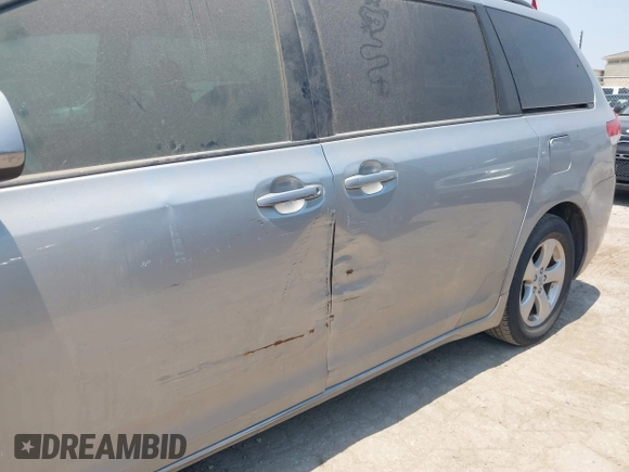 2014 Toyota Sienna LE AAS z VIN 5TDKK3DC6ES442682, wystawiony jako IAAI lot #42271110 z przebiegiem 158 785 mil mil oraz . Historia ofert i sprzedaży dostępna na DreamBid. Obrazek 6.