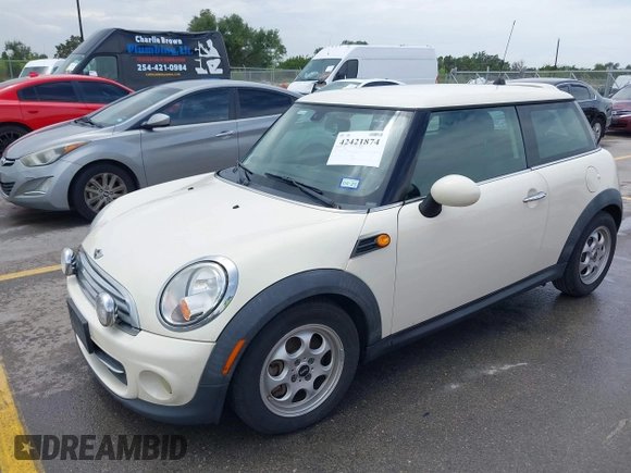 2012 MINI Hardtop z VIN WMWSU3C58CT542971, wystawiony jako IAAI lot #42421874 z przebiegiem 150 922 mil mil oraz . Historia ofert i sprzedaży dostępna na DreamBid. Obrazek 2.