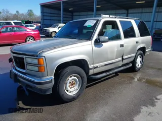 1998 GMC Yukon with VIN 1GKEK13R4WJ725608, listed as a IAAI auction lot 41596559 with 323,141 mi miles. Bid and sale history available at carsss.com. Image 2.