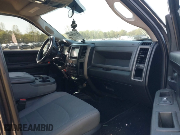 2018 Ram 2500 Tradesman z VIN 3C6UR5CL1JG390282, wystawiony jako IAAI lot #42133001 z przebiegiem 256 087 mil mil oraz . Historia ofert i sprzedaży dostępna na DreamBid. Obrazek 5.