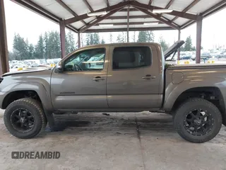 2013 Toyota Tacoma z VIN 3TMLU4EN9DM124980, wystawiony jako IAAI lot #41576747 z przebiegiem 209 883 mil mil oraz . Historia ofert i sprzedaży dostępna na DreamBid. Obrazek 14.