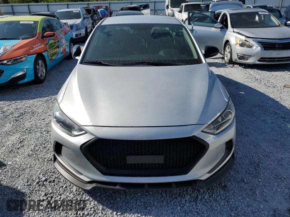 2018 Hyundai Elantra SE z VIN KMHD74LF8JU471498, wystawiony jako Copart lot #54801025 z przebiegiem 76 147 mil mil oraz Tytuł czysty. Historia ofert i sprzedaży dostępna na DreamBid. Obrazek 5.