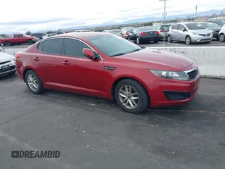 2011 Kia Optima LX z VIN KNAGM4A7XB5121496, wystawiony jako IAAI lot #41805900 z przebiegiem 103 684 mil mil oraz . Historia ofert i sprzedaży dostępna na DreamBid. Obrazek 1.