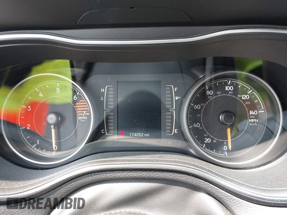 2019 Jeep Cherokee Latitude z VIN 1C4PJLCB2KD114541, wystawiony jako IAAI lot #42399685 z przebiegiem 174 052 mil mil oraz . Historia ofert i sprzedaży dostępna na DreamBid. Obrazek 7.